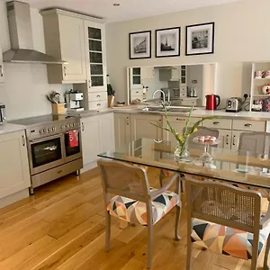 Chic 2b Centre Flat & Patio , Close To Castle Edinburgh